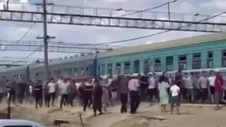 Атырау облысында пойыз қуған бір топ адамның видеосы тарады