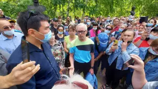 "Мәжбүрлі вакцинация жоқ" - Қостанай әкімі наразылыққа шыққандармен кездесті