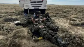 Қарағанды облысында шаршап ұйықтап жатқан өртсөндірушілердің суреті тарады