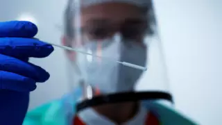 Алматыда туркомпания 143 вакцинация паспортын қолдан жасаған - ІІМ