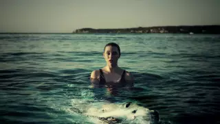 Қара теңізде акула демалушылар арасында жүзді