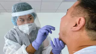 Коронавирустың бірнеше штамын кімдер жиі жұқтырады? Дәрігер жауабы