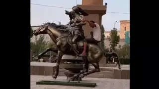 Атырауда мас ер адам мүсінге шығып, оны құлатқан