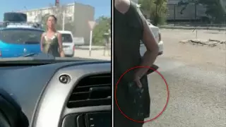 Ақтауда тапанша ұстап қайыр тілеп жүрген әйел жүргізушілердің зәресін қашырды