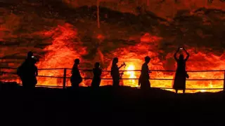 "Жәһаннам қақпасының алдында түнеу ". Неліктен туристер жалынды кратер Дарвазаға сапар шегеді?