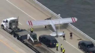 Жасөспірімнің ұшақпен жол ортасына шұғыл қонғаны видеоға түсірілді