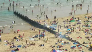 Турист жасөспірім қызды халық көп жиналған жағажайда зорлады