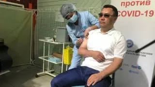Қырғызстан президенті сауда орталығында Sinopharm вакцинасын салдырды