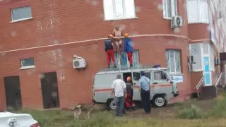 Оралда жартылай жалаңаш ер адам құбыр мен үй арасында тұрып қалды