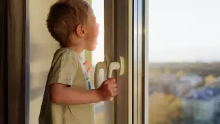 Нұр-Сұлтанда бір күнде үш бала көпқабатты үй терезесінен құлап кеткен