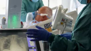 Екпе алған және алмаған науқастардың өкпесіндегі айырмашылық көрсетілді