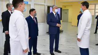 Дәрігерлерге өте қиын, бірақ біз оларды қолдаймыз - Тоқаев