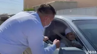"Балаларыңызды ойлаңыз". Маңғыстау облысында әкім той қонақтарын күтіп алды