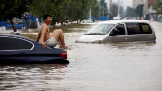 Қытайда су тасқынынан қаза тапқандар саны 300-ден асты