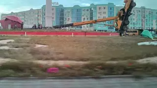 Ақтөбеде 25 метрлік "қызғалдақты" көтермек болған кран аударылды