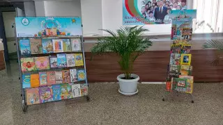 Шымкентте ем алушыларға арналған кітап сөрелері орнатылды