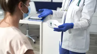 "Жалған ақпараттан уланған адамдар" - дәрігер антиваксерлер туралы