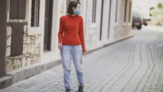 Грузияда көшеде бетперде кию міндеттелді