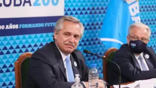 Туған күндегі суреттерге байланысты Аргентина президенті сынға қалды