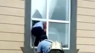 Тексерушілер тойды тоқтату үшін мейрамхананың терезесінен кірген