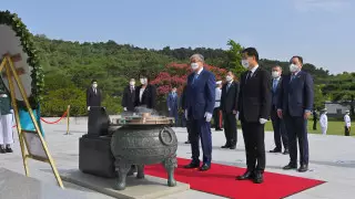 Тоқаев Сеулде Отан үшін шейіт болғандар ескерткішіне гүл шоғын қойды