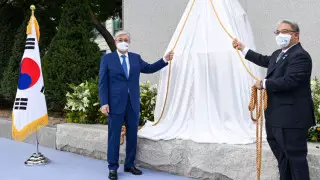 Тоқаев Сеулде Абай Құнанбайұлы ескерткішін ашты