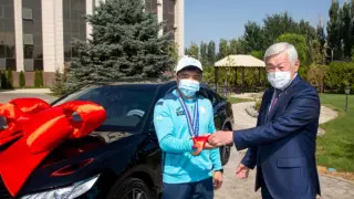 Олимпиада жүлдегері Елдос Сметовке тағы бір көлік сыйға тартылды