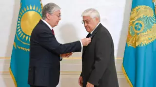 Тоқаев халық әртісі Әлібек Дінішевті марапаттады