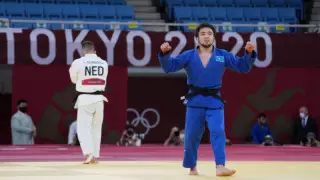 Олимпиада жүлдегері Елдос Сметовке пәтер мен теңіз жағасынан жер телімі берілді