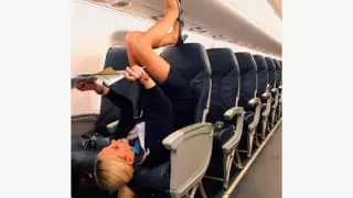 Қысқа белдемшедегі бортсерік аяғын көтеріп, жанкүйерлерін таңғалдырды