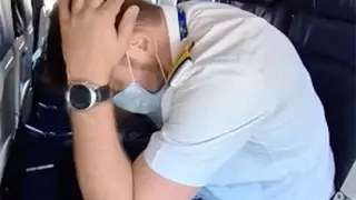 Ұшқыш апаттық қону кезінде жолаушыға қалай қауіпсіз отыру керегін көрсетті