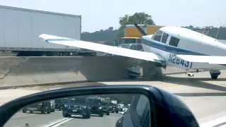 Ұшақ жол ортасына қонып, көліктерді қаққан сәті видеоға түсірілді