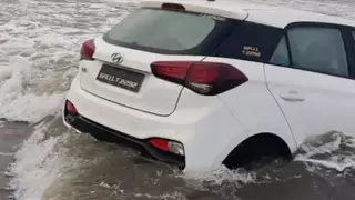 Танымал жағажайда көлік суға кетті. Ер адам қамауға алынды