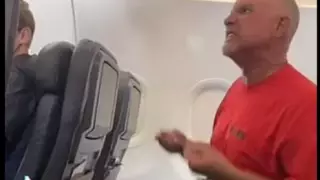 Ұшақта жолаушылардың мазасын алған ер адам полицияға жеткізілді