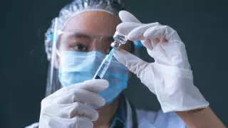 Бекшин бір уақытта тұмау мен коронавирусты жұқтыру қаупін ескертті