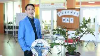 Әлемнің үздік 50 мұғалімі қатарына енген қазақстандық миллион доллар үшін бақ сынайды