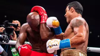 Холифилд UFC-дің бұрынғы чемпионынан техникалық нокаутпен жеңілді