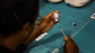 Грекияда медицина қызметкерлері вакцинаның үшінші дозасын алуға міндеттелді