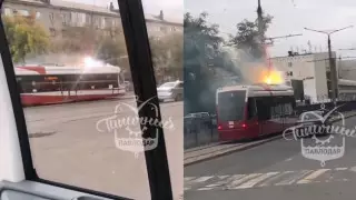 Павлодар тұрғындары жанып жатқан трамвайды видеоға түсіріп алды