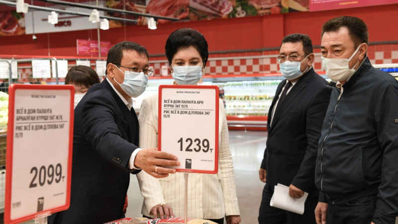 Гүлшара Әбдіқалықова сауда орындарында бағаларды тексерді