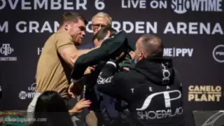 "Бос сөзге сенбеңіздер". Әлем чемпионы көз арбасу рәсімінде Канеломен төбелес себебін айтты