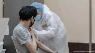 Дәрігер Комаровский COVID-19-ға қарсы қай кезде вакцина салдырмау керегін айтты