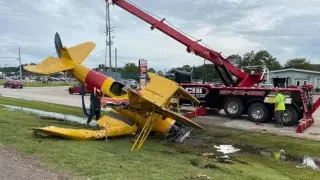 Ұшақ бағдаршамға соғылып, тасжолға құлады