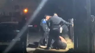 Ақтауда көшеде ер адамды ұрғандар видеоға түсіп қалды