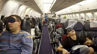 Жолаушы ұшақта жасырын темекі шегіп, ұсталған кезде полицеймен төбелесті