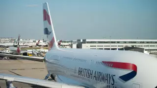 Тағы бір әуекомпания жолаушыларға "ханымдар мен мырзалар" деп сөйлеуден бас тартты