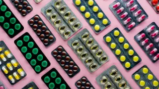 Мерзімі өткен дәрі-дәрмектер мен қымбат баға - сенатор пікір білдірді