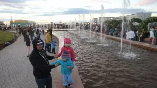 Назарбаев алаңында орындықты бүлдірген оқушы қыздардың ата-аналары жазаланды