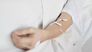 Дәрігерлер мас жүргізуші қағып кеткен полицейдің жағдайын айтты