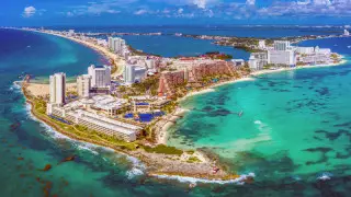 Жағажайдағы мейрамханада атыс кезінде екі әйел қайтыс болды